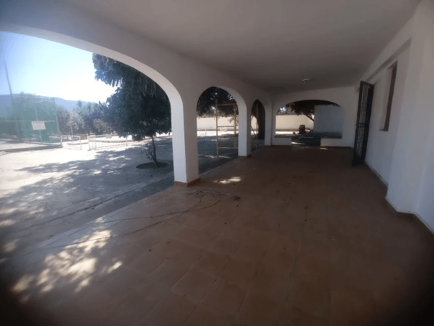 Villa à vendre dans les marinas avec grand terrain et piscine