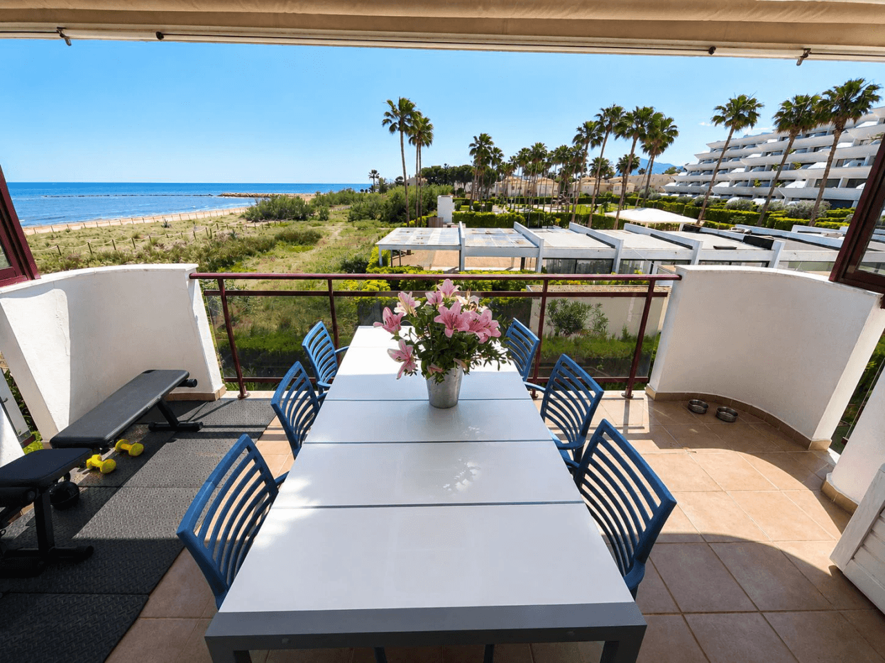 Beachfront apartment in Denia, Les Devesses.