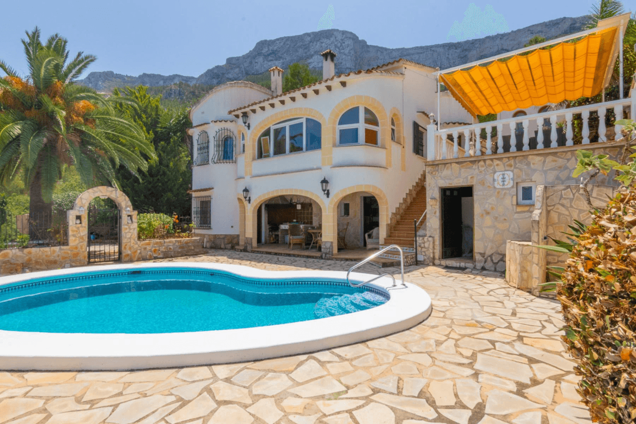 Villa avec vue sur la mer et piscine privée à vendre à Dénia