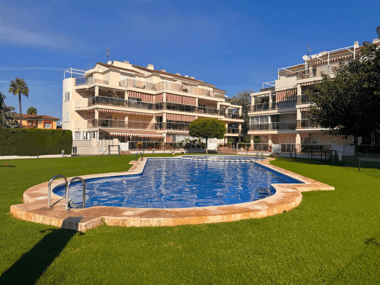 Penthouse on the front line with 3 bedrooms, community pool, Denia