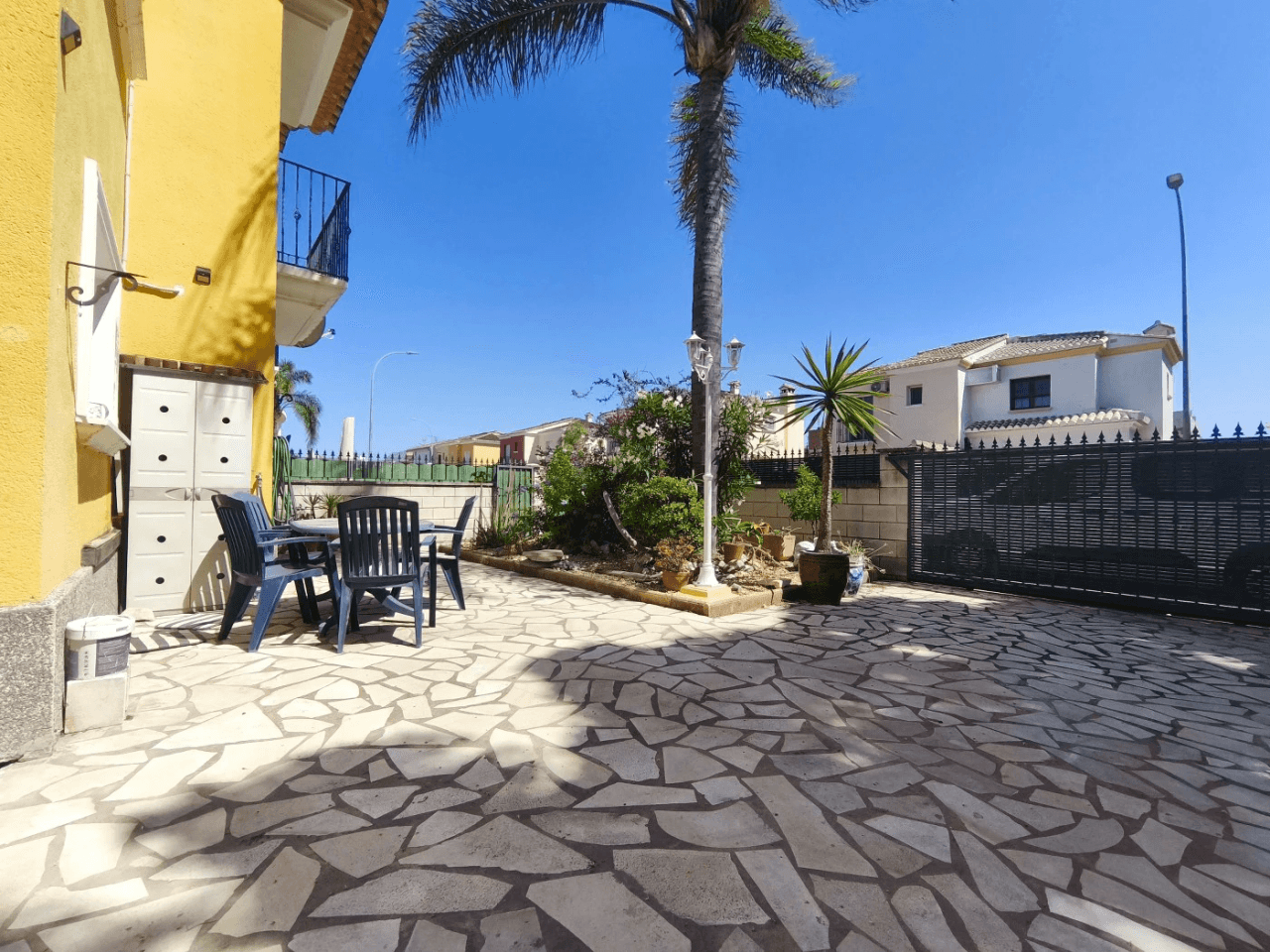 Semi-detached with 3 bedrooms, private garden, and community pool, Els Poblets.