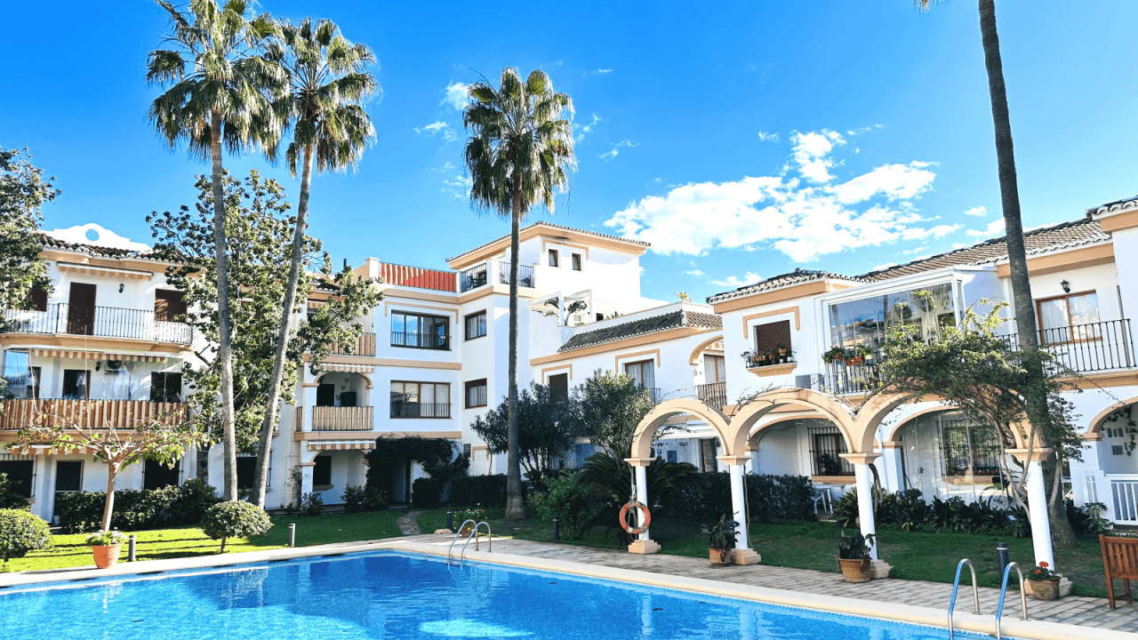 Hermoso ático completamente renovado con 3 terrazas y garaje, a solo 250 m del mar.