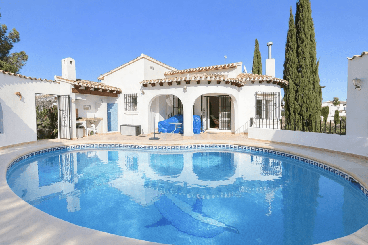 Casa de un solo nivel con orientación al sol en Monte Pego con piscina y terraza