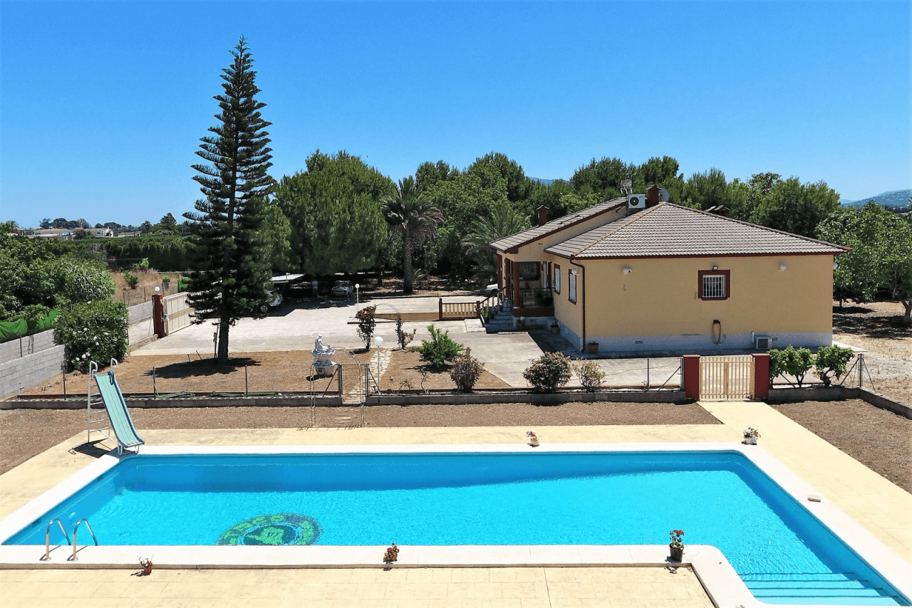 4 bedroom Villa with large pool in a large plot without electricity cables around and very close to the beach. Located in a very quiet and private area.