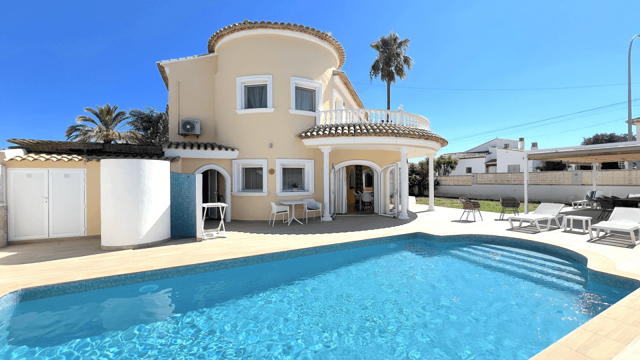 Impresionante villa de 4 dormitorios con piscina, cocina exterior y amplias terrazas.