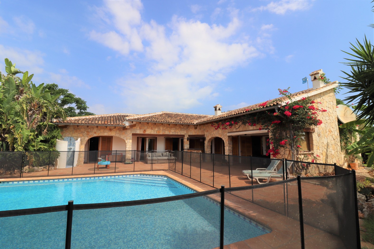 Villa finca style, 4 bedrooms, pool, private Denia